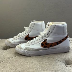 Nike women’s Blazer mid ‘77 SE Leopard swoosh  size 8